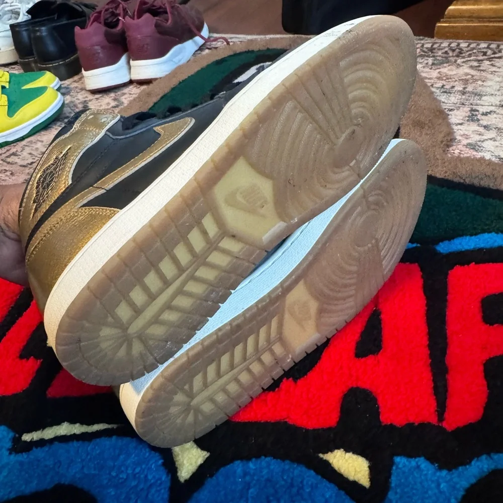 Jordan 1 High Black Gold Sz 10 - Picture 2 of 4